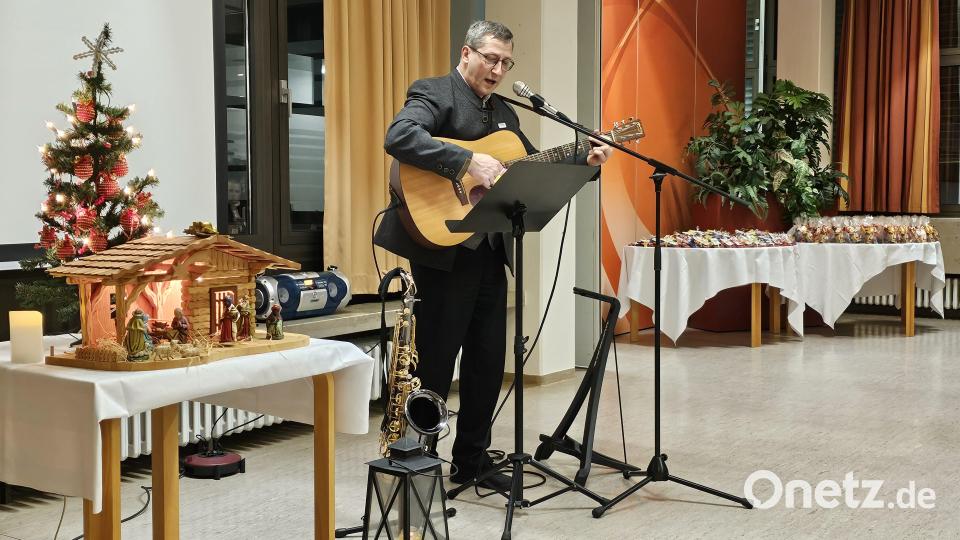Pfarrer Holm Haschker hält eine besinnliche Andacht und sorgt für die musikalische Untermalung des Abends. Bild: Daniel Bronold/exb