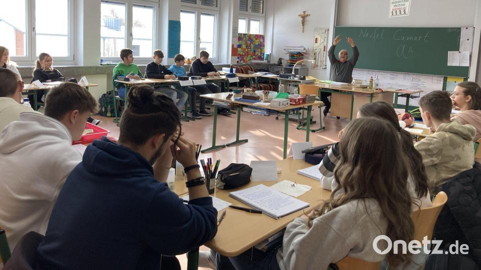 Der Schriftsteller Nevfel Cumart gestaltet mit der 10. Klasse der Doktor-Eisenbarth Mittelschule eine inspirierende Schreibwerkstatt. Bild: Köppl-Rötzer/exb