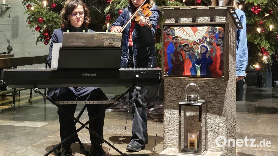 Das beliebteste Weihnachtslied &quot;Stille Nacht&quot; erklang mit ganz leisen Tönen: Judith und Sarah Ernstberger mit Mama Kerstin Kiener sorgten für einen Moment des Innehaltens im Kinderwortgottesdienst. Bild: kki