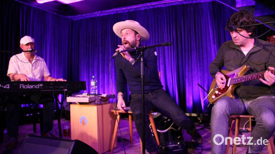 Ein energiegeladenes Blueskonzert serviert &quot;San2&quot; alias Daniel Gall (Mitte) zwei Tage vor dem Heiligen Abend in der Schafferhof-Tenne. Den Blues hatten auch seine beiden musikalischen Begleiter Ludwig Seuss (links) und Sebastian Schwarzenberger (rechts). Bild: prh