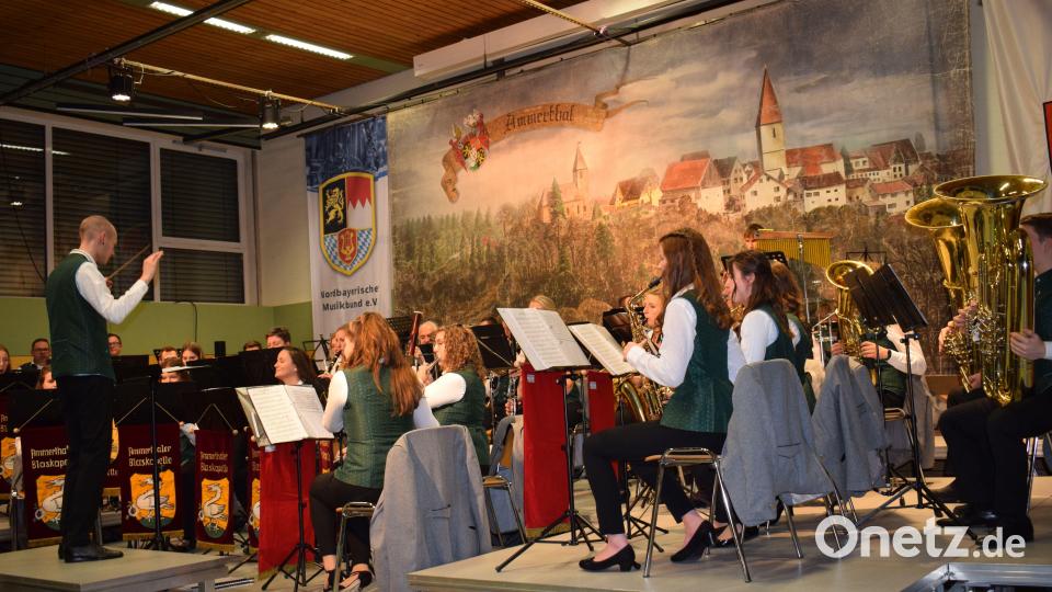 Die Konzertkapelle überzeugte musikalisch und mit hohem Unterhaltungswert. Für Dirigent Philipp Senft war es der erste Auftritt in Ammerthal. Bild: oe