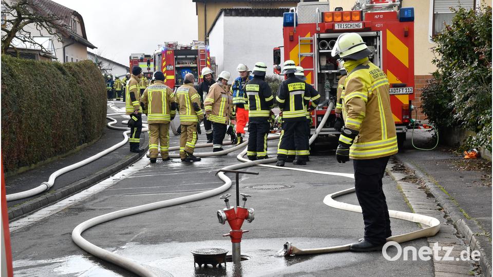 Beim Großbrand eines Schweinestalls in Hiltersdorf dürften sehr viele Schweine ums Leben gekommen sein, da die Tiere zunächst im Gebäude blieben. Bild: Petra Hartl