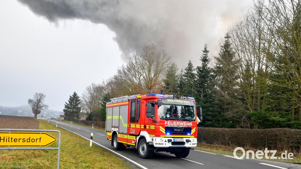 Beim Großbrand eines Schweinestalls in Hiltersdorf dürften sehr viele Schweine ums Leben gekommen sein, da die Tiere zunächst im Gebäude blieben. Bild: Petra Hartl