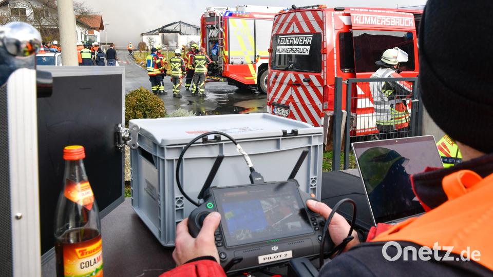 Beim Großbrand eines Schweinestalls in Hiltersdorf dürften sehr viele Schweine ums Leben gekommen sein, da die Tiere zunächst im Gebäude blieben. Bild: Petra Hartl