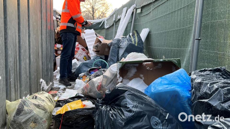 Kaum mehr ein Durchkommen inmitten des Mülls: So sah es zuletzt an einer Wertstoffsammelstelle in Weiden aus. Bild: Pressestelle Stadt Weiden i. d. OPf./exb