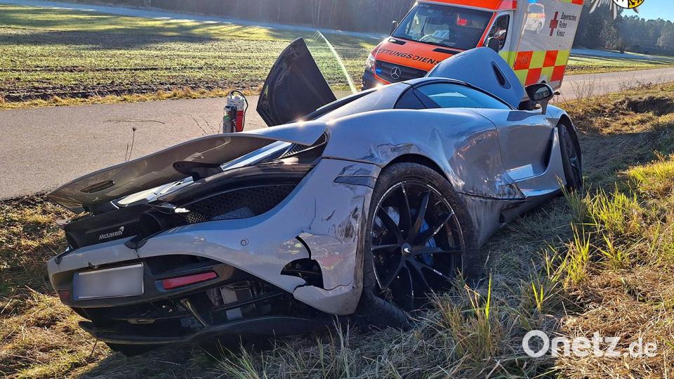 Ein Mann hat seinen MCLaren bei Ansbach zu Schrott gefahren. Der Schaden beträgt wohl 380.000 Euro. Bild: Polizei Mittelfranken Bild: Polizei Mittelfranken