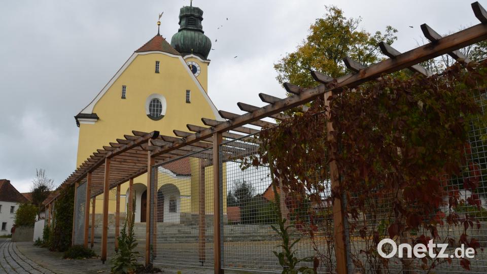 Auf dem Dorfplatz im Schatten der St. Johannes Nepomuk Kirche werden sich viele Begegnungen im Jubiläumsjahr abspielen. Archivbild: dob