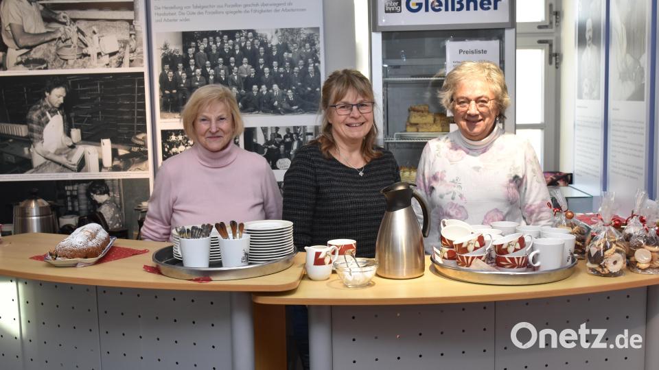 Sie sind die „helfenden Engel“ bei der imposanten Krippenausstellung: Die Frauen aus den Reihen der Krippenfreunde kümmern sich um das Krippencafé. Im Bild: (von links) Inge Fischotter, Renate Bauer-Zölch und Maya König. Bild: Thomas Sporrer