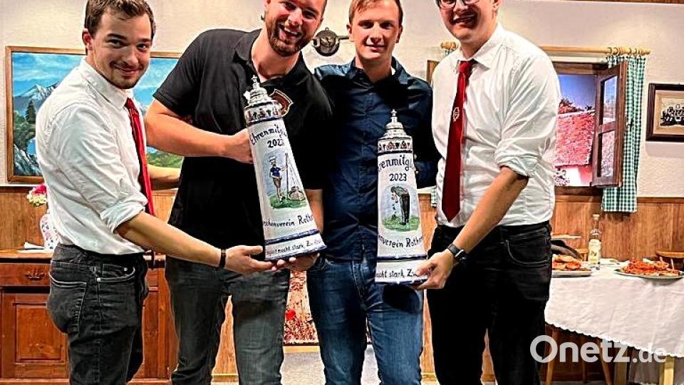 Riesige Bierkrüge überreichen Vorsitzender Andreas Lehner (rechts) und Stellvertreter Marco Bäumler (links) an die neuen Ehrenmitglieder Jonas Bäumler (Zweiter von links) und Daniel Biebl. Bild: R. Kreuzer