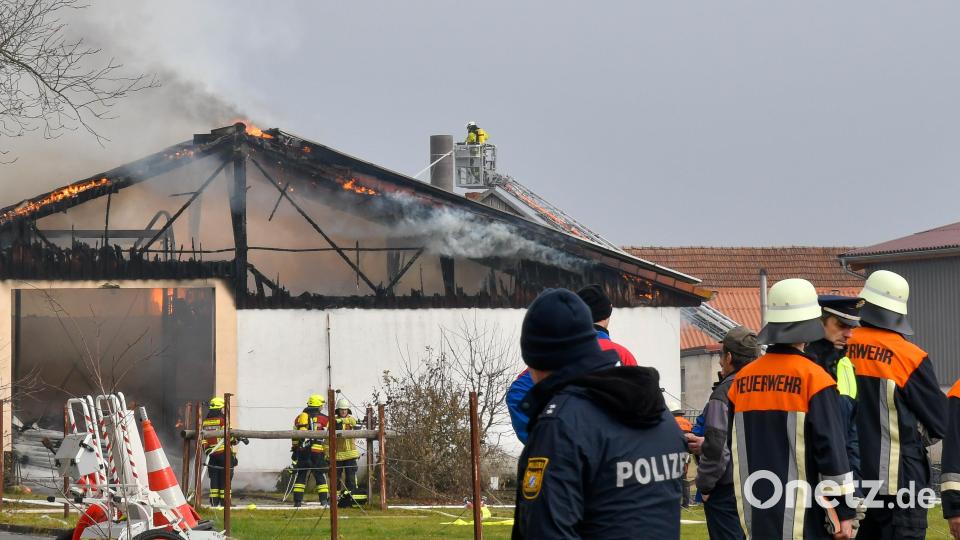 Beim Großbrand eines Schweinestalls in Hiltersdorf dürften sehr viele Schweine ums Leben gekommen sein, da die Tiere zunächst im Gebäude blieben. Bild: Petra Hartl