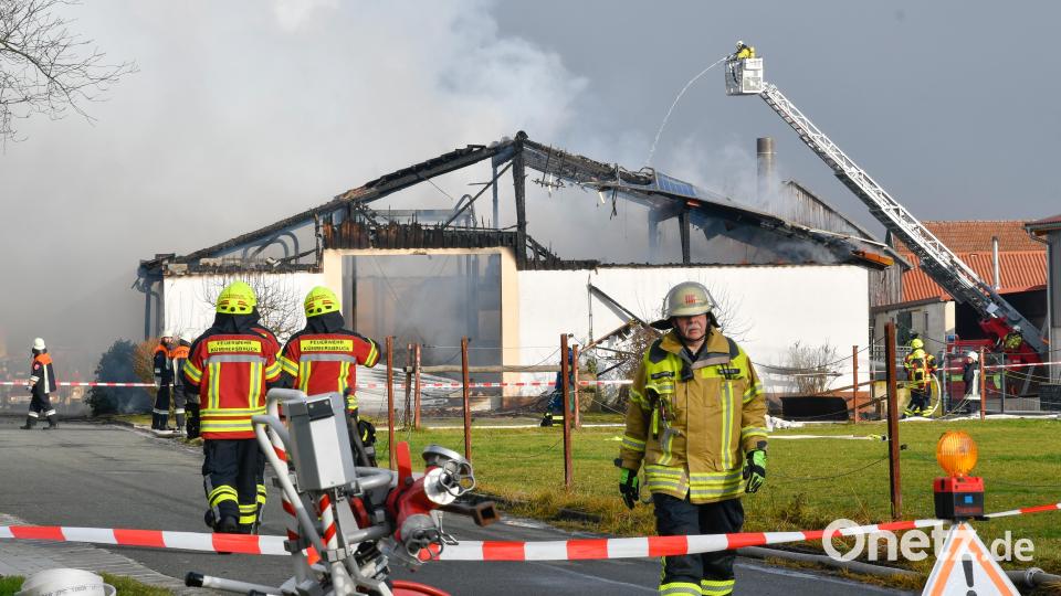 Beim Großbrand eines Schweinestalls in Hiltersdorf dürften sehr viele Schweine ums Leben gekommen sein, da die Tiere zunächst im Gebäude blieben. Bild: Petra Hartl