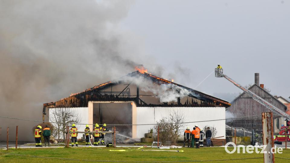 Beim Großbrand eines Schweinestalls in Hiltersdorf dürften sehr viele Schweine ums Leben gekommen sein, da die Tiere zunächst im Gebäude blieben. Bild: Petra Hartl