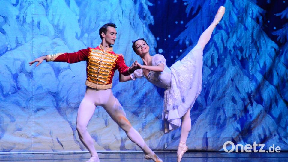Marie (Yuliia Davydova) tanzt mit ihrem Prinzen (Andrii Varankin) zur Musik von Tschaikowsky. Bild: Kunz