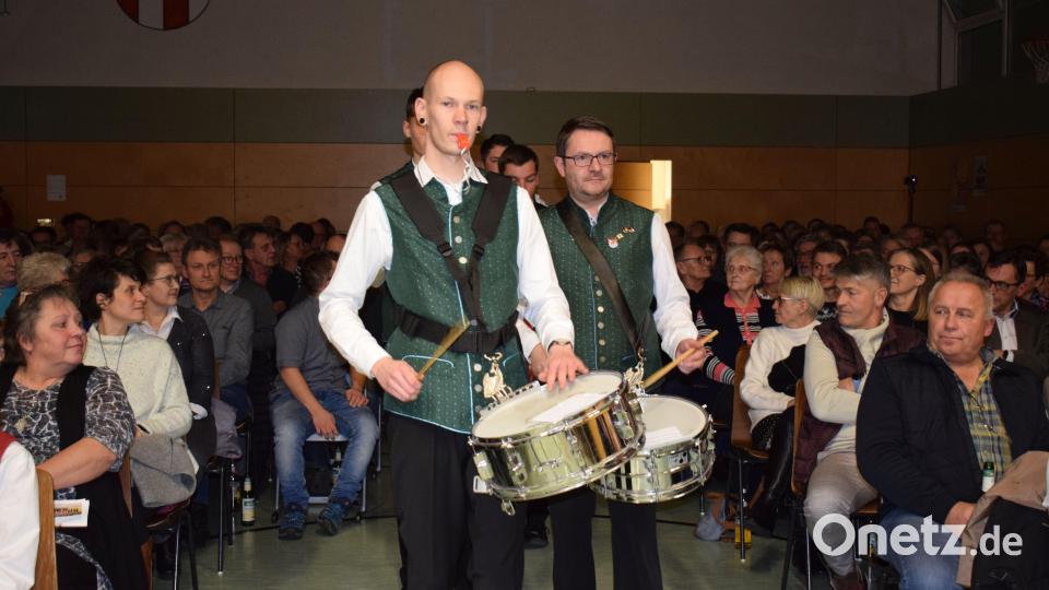 Das Percussion Ensemble überraschte mit einer schwungvollen Einlage. Vorne Dirigent und Diplom Schlagwerker Philipp Senft, dahinter Vorsitzender Daniel Haller. Bild: oe