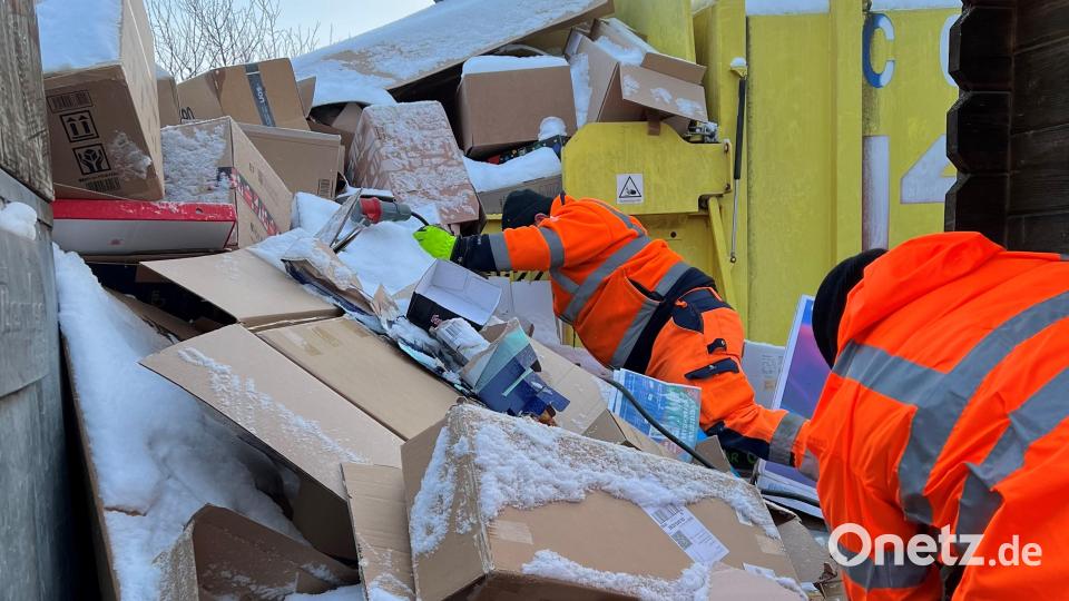 Mit Müh und Not räumen die Mitarbeiter des Bauhofs die Kartonagen auf, die einfach neben die Wertstoffsammelstellen geworfen werden. Bild: Pressestelle Stadt Weiden i. d. OPf./exb