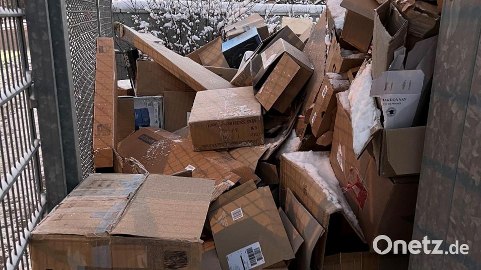 Kartonagen liegen massenweise neben dem Container. Bild: Pressestelle Stadt Weiden i. d. OPf./exb