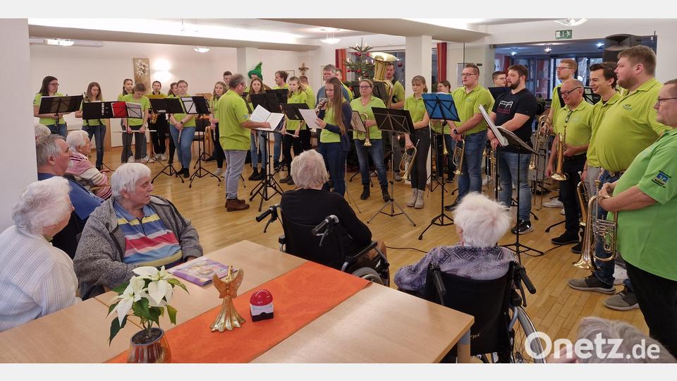 Die Roggensteiner Jugendkapelle mit Dirigent Josef Wolfrath spielte heuer erstmals wieder weihnachtliche Weisen im Walter-Siegert-Caritasheim. Bild: dob