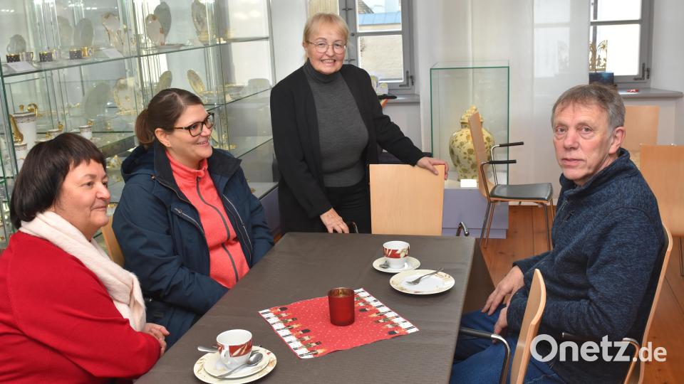 Wolfgang Vonbrunn (rechts) kam mit Familie von Kulmbach, um die Krippenausstellung zu sehen. Er lobte gegenüber Marianne Stangl, Vorsitzende der Krippenfreunde (stehend), die vielen interessanten Aspekten der Krippenschau. Bild: Thomas Sporrer