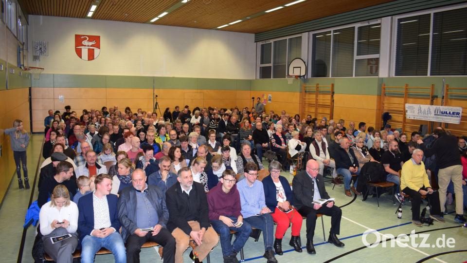 Ausverkauftes Haus und begeisterte Besucher in der Sporthalle Ammerthal. Bild: oe