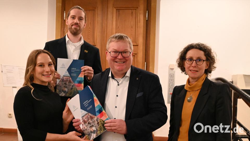 Oberbürgermeister Michael Cerny (Mitte) nahm die im Stadtrat verabschiedete Smart-City-Strategie aus den Händen von Julia Schönhärl (rechts/Leiterin Smart City Amberg) sowie von Sophie Köhler und Simon Vennemann von der beauftragten bee smart city GmbH aus Mühlheim an der Ruhr entgegen. Bild: Simon Hauck, Stadt Amberg/exb