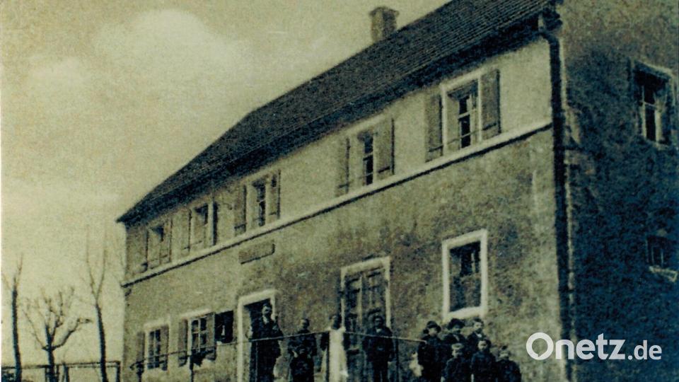 Die älteste erhaltene Fotografie des Gasthauses Veigl aus den Jahren vor 1919 stammt aus einer Ansichtskarte im Privatarchiv von Werner Veigl. Stolz präsentiert sich die ganze Wirtsfamilie mit (von links) Wirt Johann Veigl (1868 bis 1919), Ehefrau Margareta (1880 bis 1970) und Josef Veigl (1902 bis 1943, Vierter von links) mit weiteren Kindern der Familie. Bild: Archiv Werner Veigl/exb