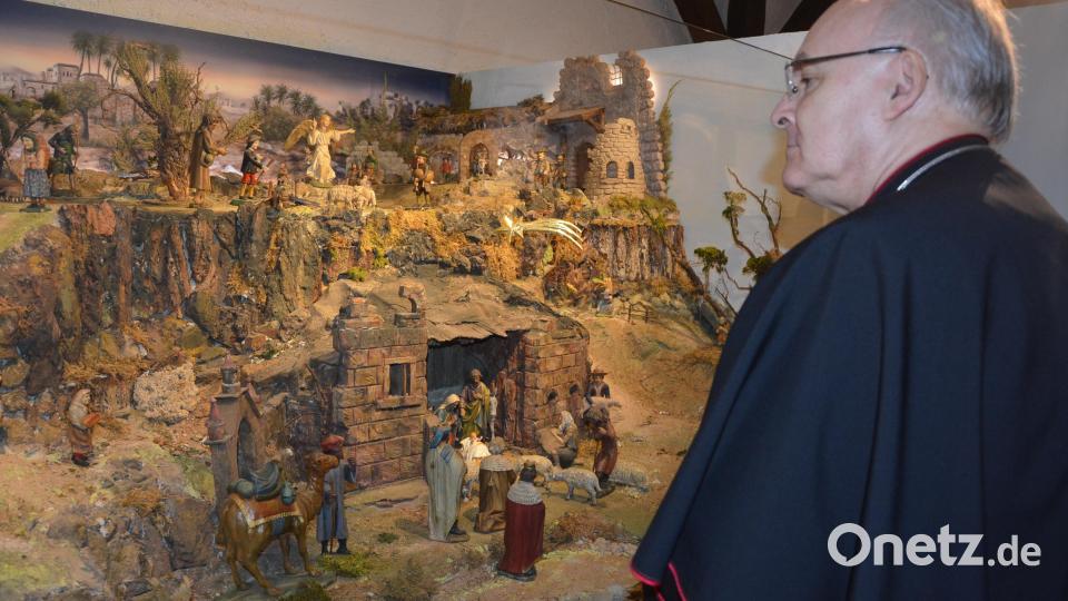 Auch die Krippen-Dauerausstellung stieß bei Bischof Rudolf Voderholzer auf großes Interesse. Bild: jr