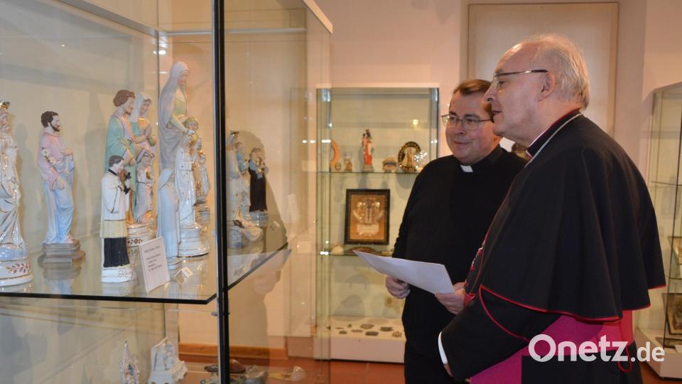 Pfarrer Klaus Hausmann (links) führte Bischof Rudolf Voderholzer durch die Sonderausstellung in Waldsassen mit sakralen Gegenständen, die er in den vergangenen Jahrzehnten gesammelt hat. Bild: jr