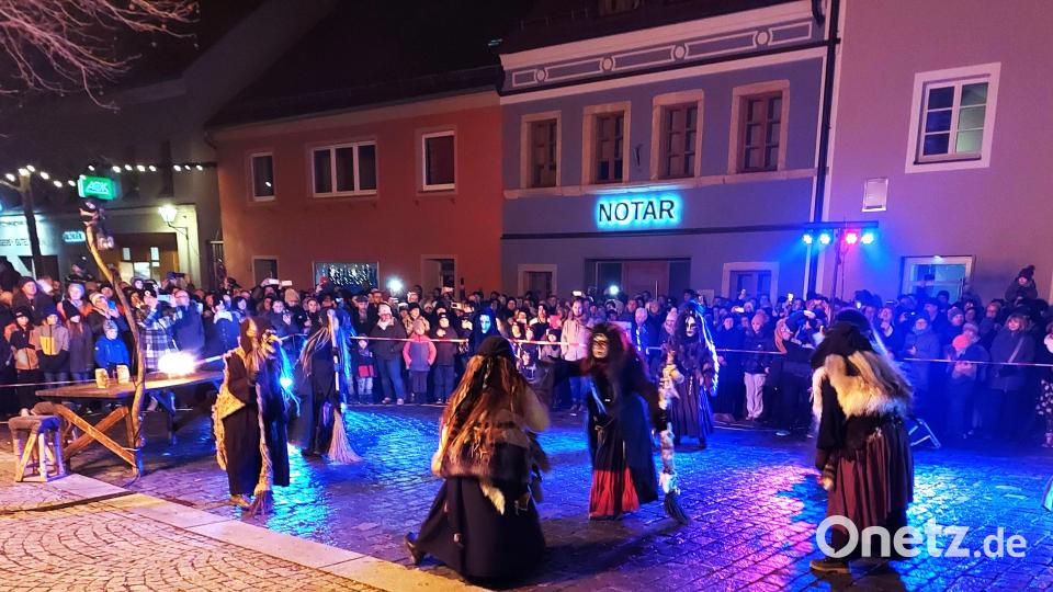 Die aufbegehrenden „Weibsdeifl“ beratschlagen bei einem Tanz, wie sie in ihrer Geisterwelt mehr Mitspracherecht erlangen können. Bild: lg