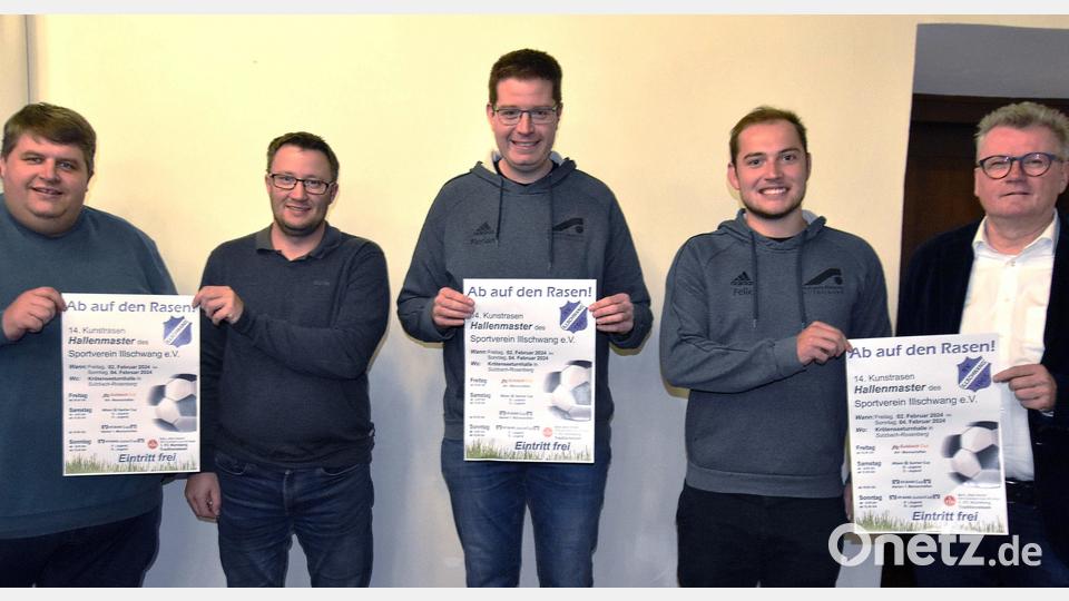 Eine Abordnung des Hallenmastersteams des SV Illschwang (mit Holger Kellner, Florian Roth und Felix Dirscherl - Zweiter bis Vierter von links) präsentierte mit Sulzbach-Rosenbergs Bürgermeister Michael Göth (rechts) und Illschwangs Bürgermeister Dieter Dehling (links) im Sulzbacher Rathaus das Plakat für das Hallenmasters. Bild: no