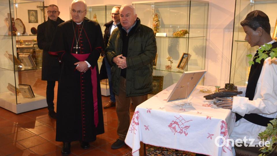 Museumsleiter Hans Zölch (rechts) führte den Bischof durch die Ausstellung mit Klosterarbeiten. Bild: jr