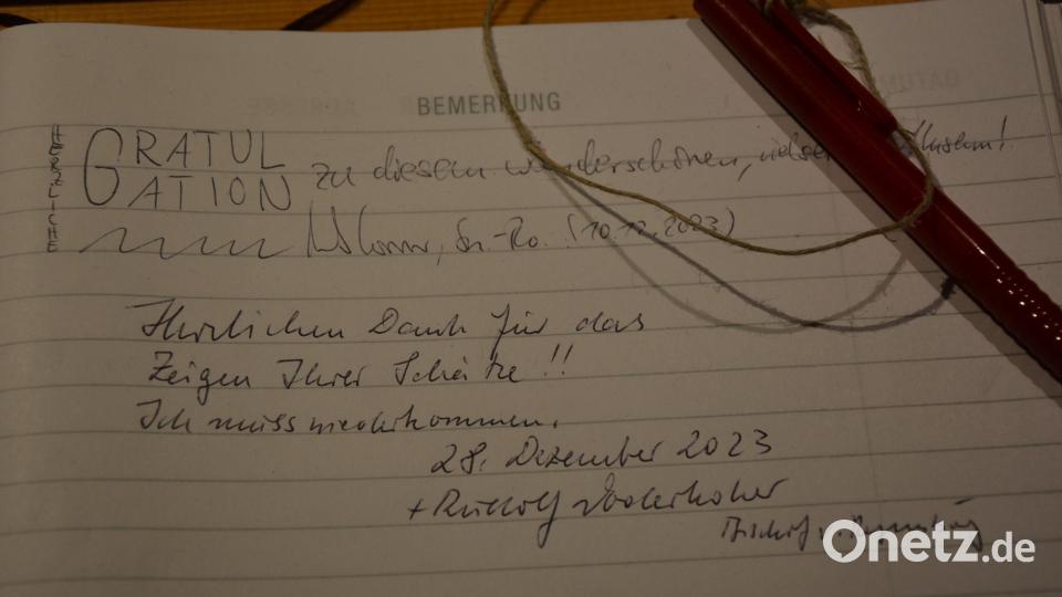 „Ich muss wiederkommen“, schrieb der Diözesanbischof unter anderem ins Gästebuch des Stiftlandmuseums. Bild: jr