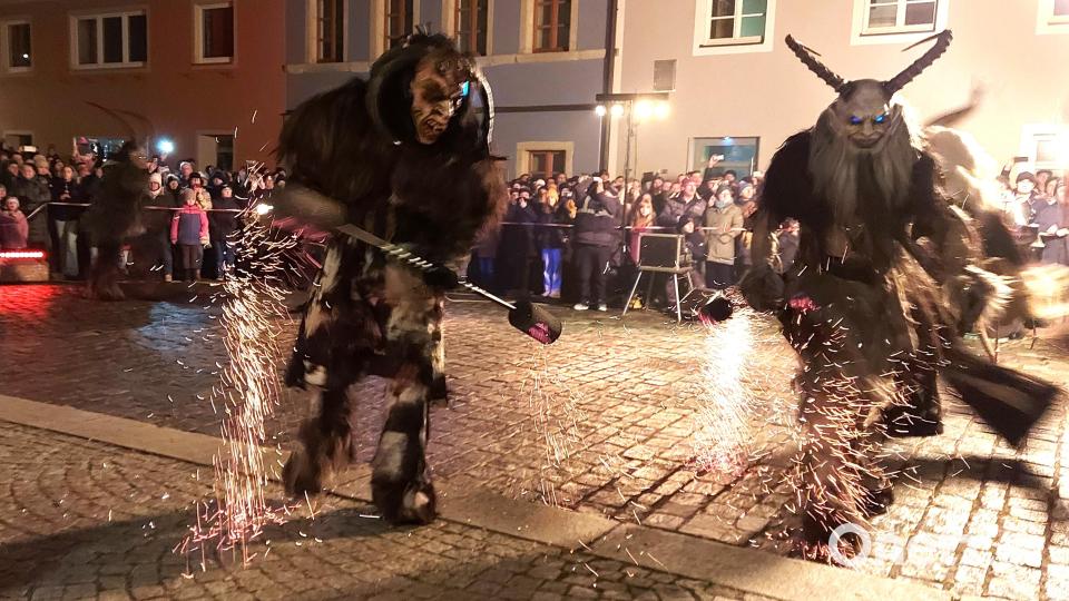 Zwei Teufelsgestalten bei einer beeindruckenden Darbietung des Feuerstockdrehens mit bizarrem Funkenflug. Bild: lg