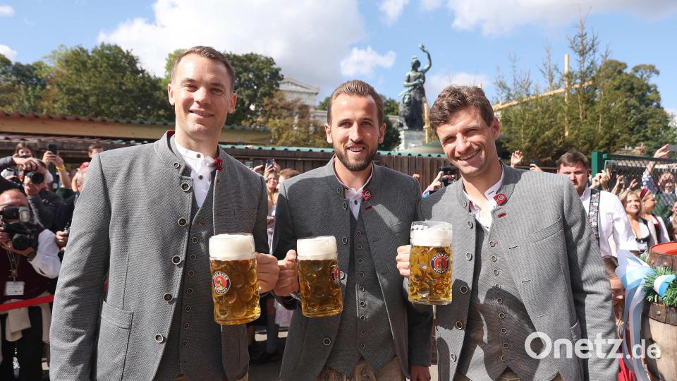 Manuel Neuer (l-r), Harry Kane und Thomas Müller auf dem Oktoberfest. Bild: Alexander Hassenstein/dpa