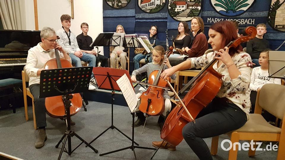 Die Cello-Gruppe unter Leitung von Musiklehrerin Ute Sommer konnte mit dem „Deutschen Tanz“ von J. Haydn gefallen. Bild: gi