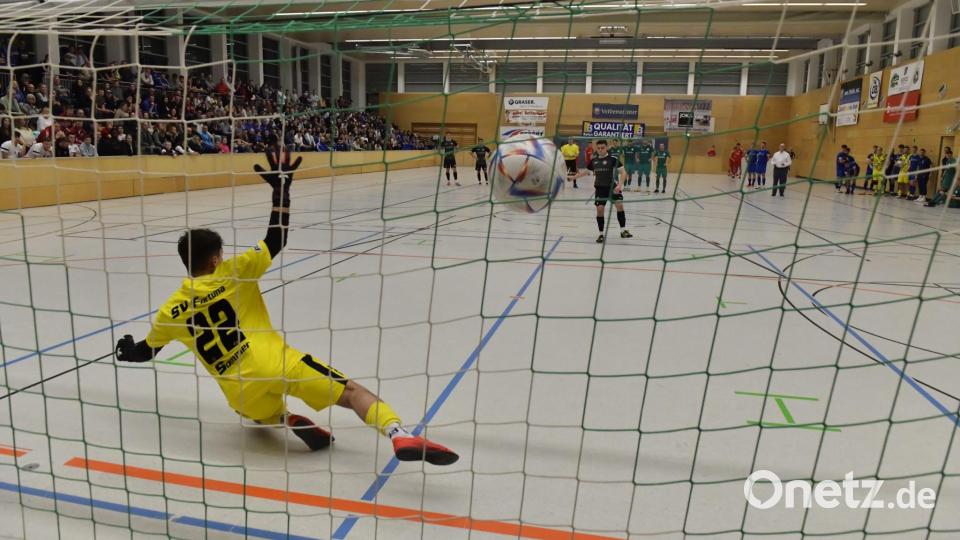 Das Halbfinale zwischen der DJK Gebenbach und Fortuna Regensburg musste vom Punkt entschieden werden. Gebenbach setzte sich durch. Bild: zg