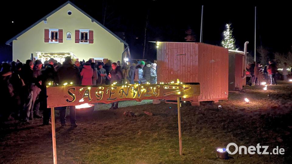 Viele Lichter, Feuertöpfe und Feuerstellen malten am Freitagabend ein stimmungsvolles Bild an der Glasschleif im Naturpark Steinwald. Bild: wro