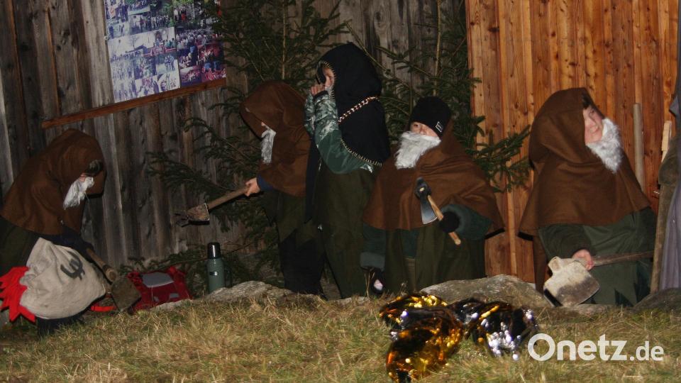 Die szenisch dargestellte Sage von der Zwergengrube erinnerte an die Hankerler, die sich im Teichelberg verstecken sollen. Bild: wro