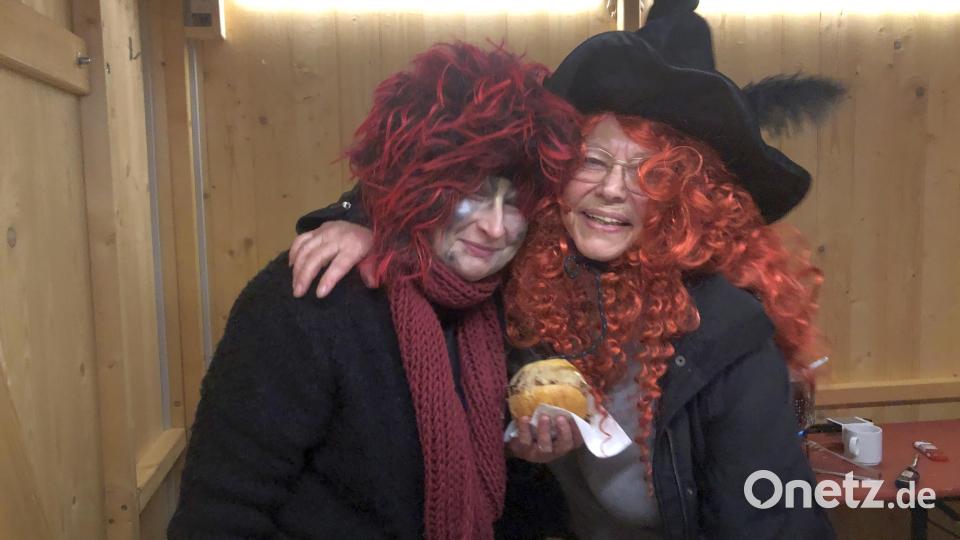 Bei den rothaarigen Hexen gab es Hexentaschen, die man essen konnte, aber rasch ausverkauft waren. Bild: wro