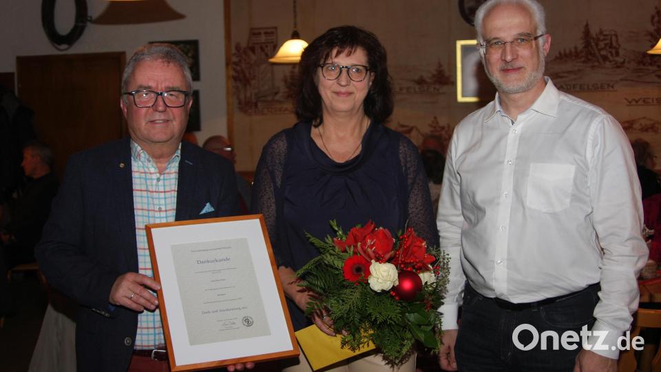 Zum 40. Dienstjubiläum von Petra Wach, das bei der Weihnachtsfeier im Gasthof Gleißner in Muckental gefeiert wurde, gratulierten Bürgermeister Toni Dutz (links) und der Geschäftsleiter im Rathaus Wiesau, Thomas Weiß (rechts). Bild: wro