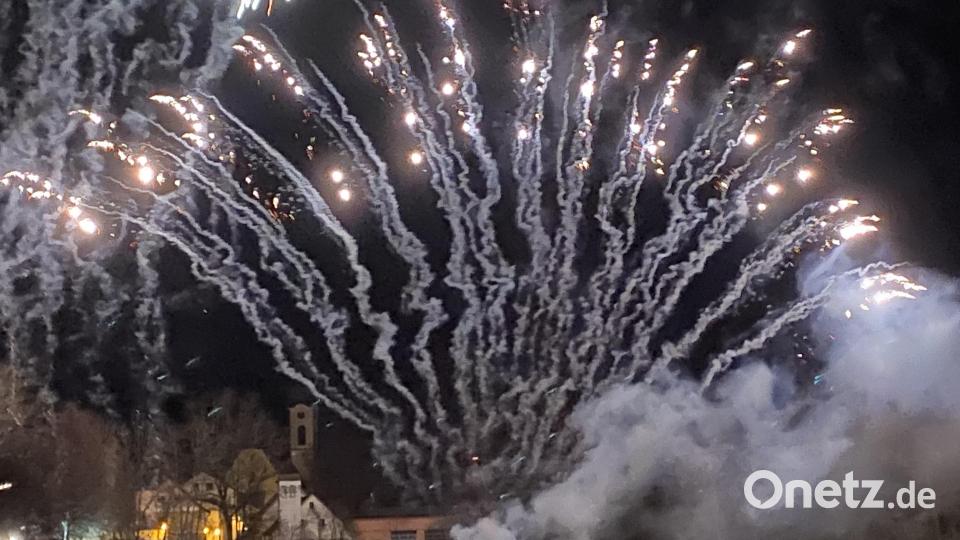 Mit einem farbenprächtigen Feuerwerk begrüßt Waldau das Jahr 2024. Bild: dob