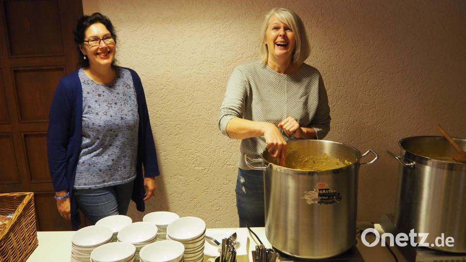 Irmgard und Petra Seemann versorgten die Teilnehmer wieder bestens gelaunt am Silvesterlauf wieder mit Gemüsesuppe. Bild: wmi