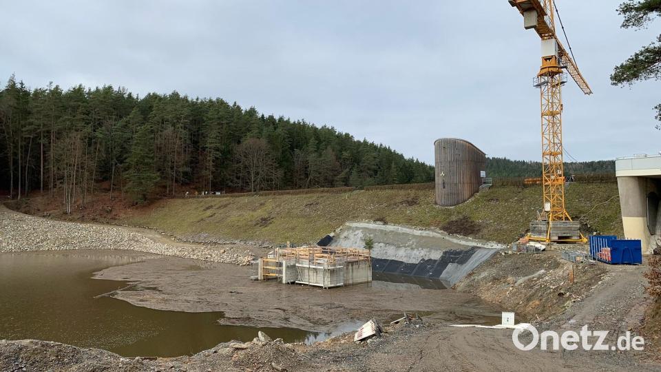 Damit die Baumaßnahmen im Januar weiterlaufen können, muss der Wasserstand wieder abgesenkt werden. Bild: Wasserwirtschaftsamt Weiden/exb
