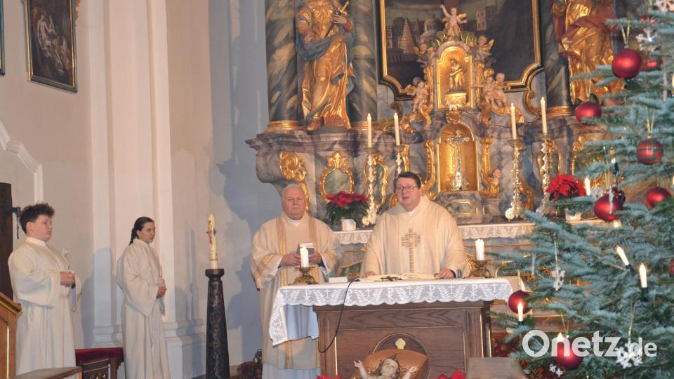 Pfarrer Udo Klösel hielt mit Diakon Herbert Sturm den Jahresschluss-Gottesdienst in der überfüllten Wieskirche. Bild: gi