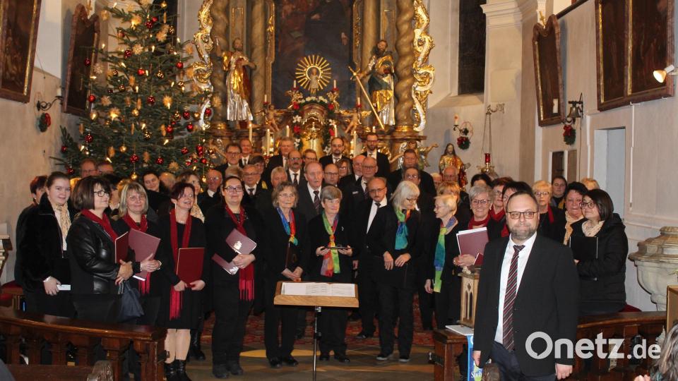 Alle Musiker nahmen am Ende zusammen mit dem Chorleiter Alexander Hecht (vorne rechts) den langanhaltenden Applaus der zahlreichen Konzertbesucher entgegen. Bild: soj