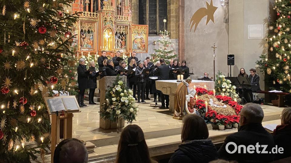 Chorleiter Jonathan Brell hatte für das Konzert des Vocanthus-Chors weihnachtliche, doch vorwiegend moderne Kompositionen ausgewählt. Bild: aub
