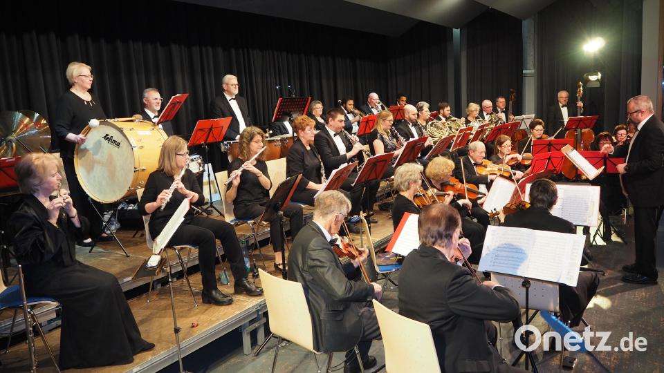 Das Salonorchester begeistert mit dem Silvesterkonzert in der Stadthalle. Bild: krb