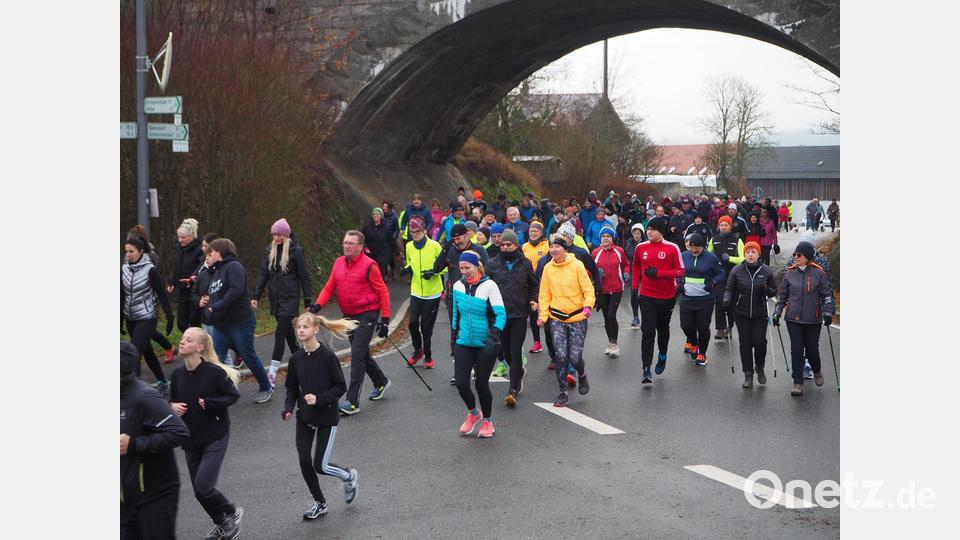Los gings am Gemeindezentrum durch die Bahnunterführung und vorbei am Sportplatz auf die Laufstrecken Richtung Katzenbühl. Bild: wmi