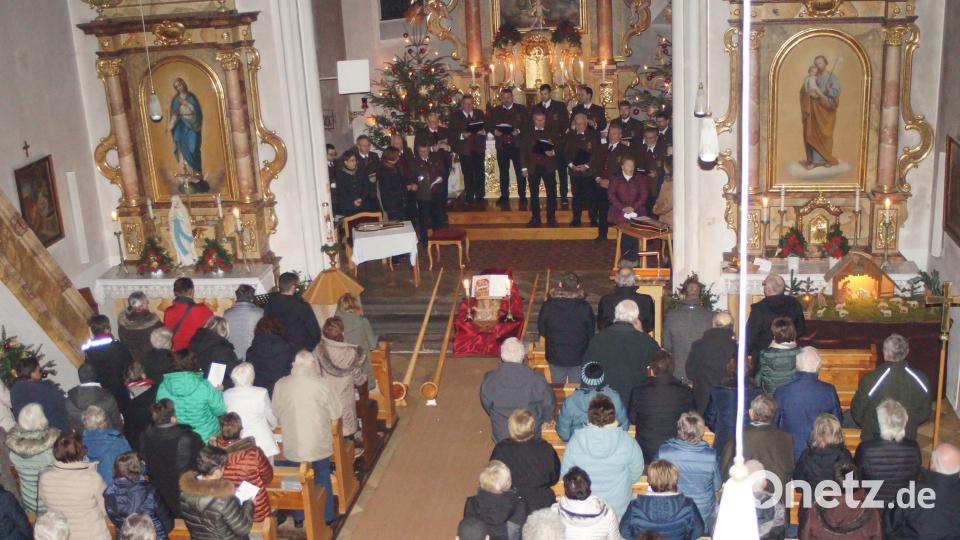 Der stimmgewaltige Gastgeber, der Männergesangverein, freut sich über ein volles Gotteshaus. Bild: slh