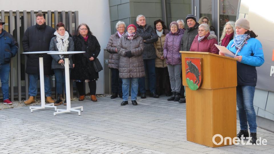 Mit drei Böllersalvern wurde das neue Jahr begrüßt. Vorsitzende Barbara Schäfer erklärt Tradition des Anschießens. Bild: adj