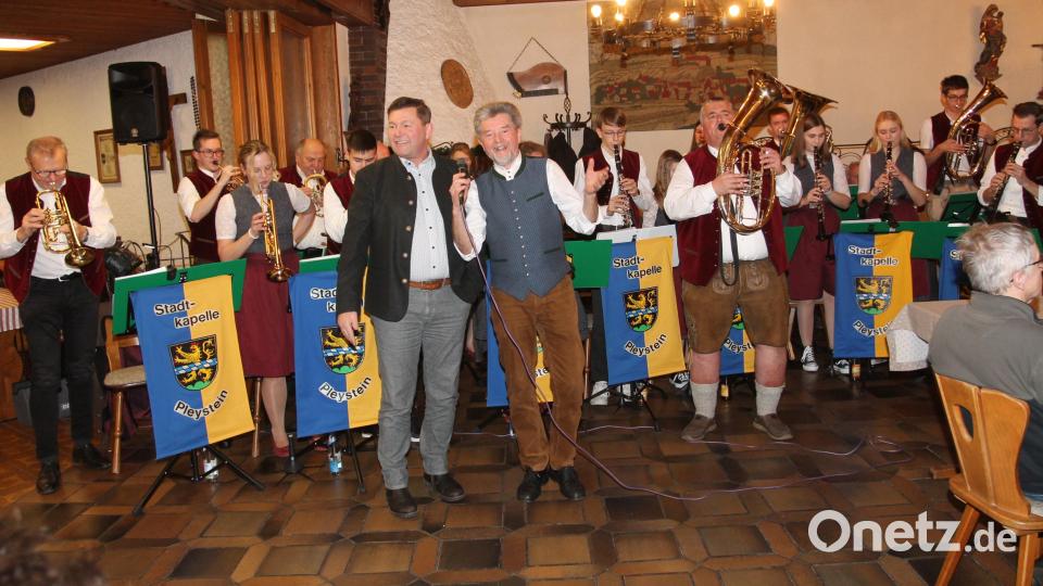Mit dem &quot;Pleysteiner Marsch&quot; und &quot;Dem Land Pleystein&quot; huldigen Rainer Rewitzer und Johann Walbrunn (vorne, von links) ihrer Heimatstadt. Darüber freut sich auch Orchesterchef Markus Schulz (rechts daneben). Bild: pi